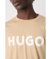 camiseta hugo beige logo blanco