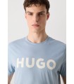 CAMISETA HUGO AZUL CIELO LOGO BLANCO