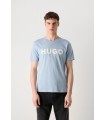 CAMISETA HUGO AZUL CIELO LOGO BLANCO