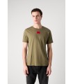 CAMISETA VERDE HUGO LOGO ROJO