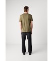 CAMISETA VERDE HUGO LOGO ROJO