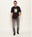 CAMISETA NEGRA HUGO ESTAMPADO COLORIDO